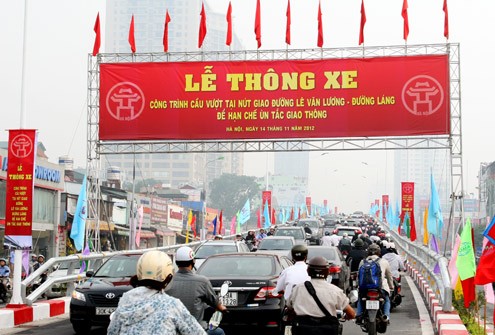 Trong buổi thông xe vào giờ cao điểm sáng nay, do nhiều phương tiện chưa quen khi lưu thông nên tình trạng ùn ứ đã diễn ra ngay trên cầu.